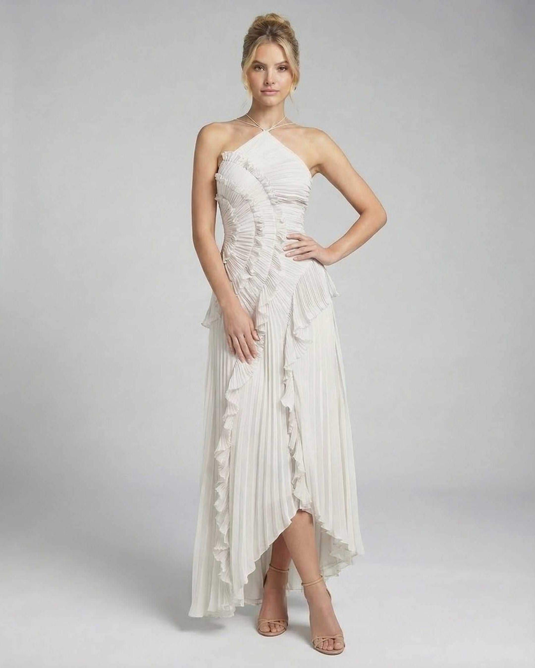 Vestido largo marfil con detalle halter, para eventos de noche o ceremonias.