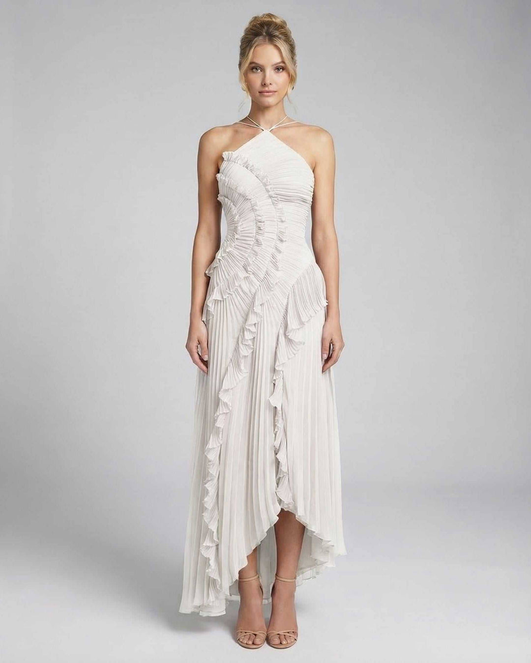 Vestido maxi halter marfil, fluido, ideal para boda o fiesta elegante de mujer.