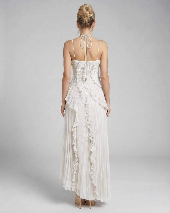 Mujer luciendo vestido largo halter color marfil, perfecto para eventos formales.