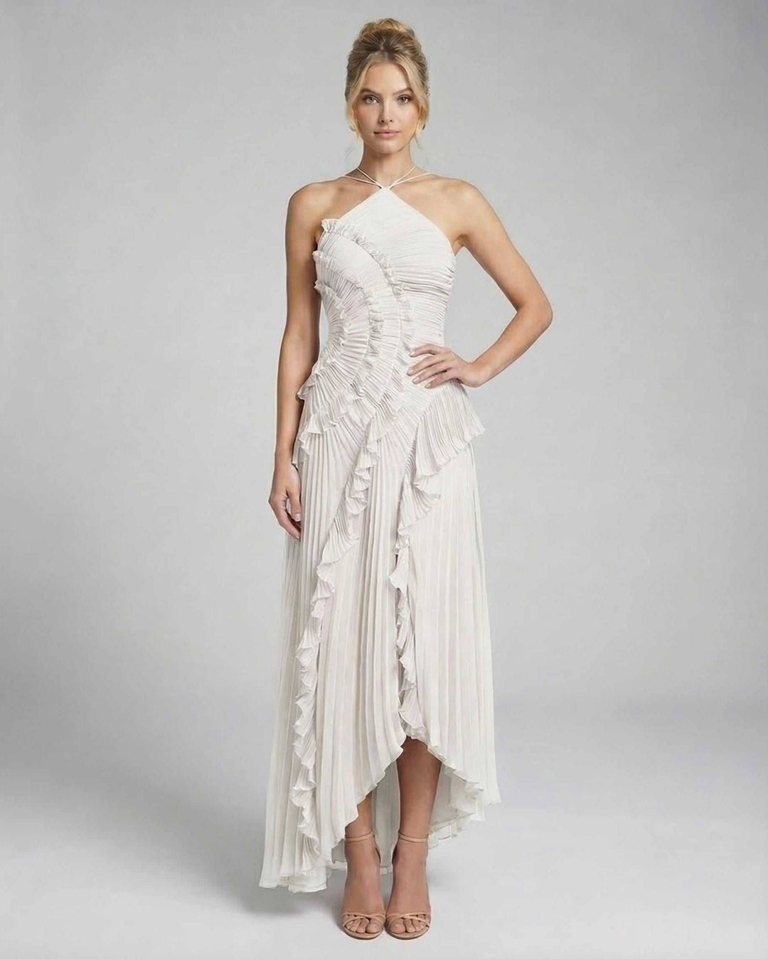 Elegante vestido de noche marfil con cuello halter, diseño fluido, moda mujer.