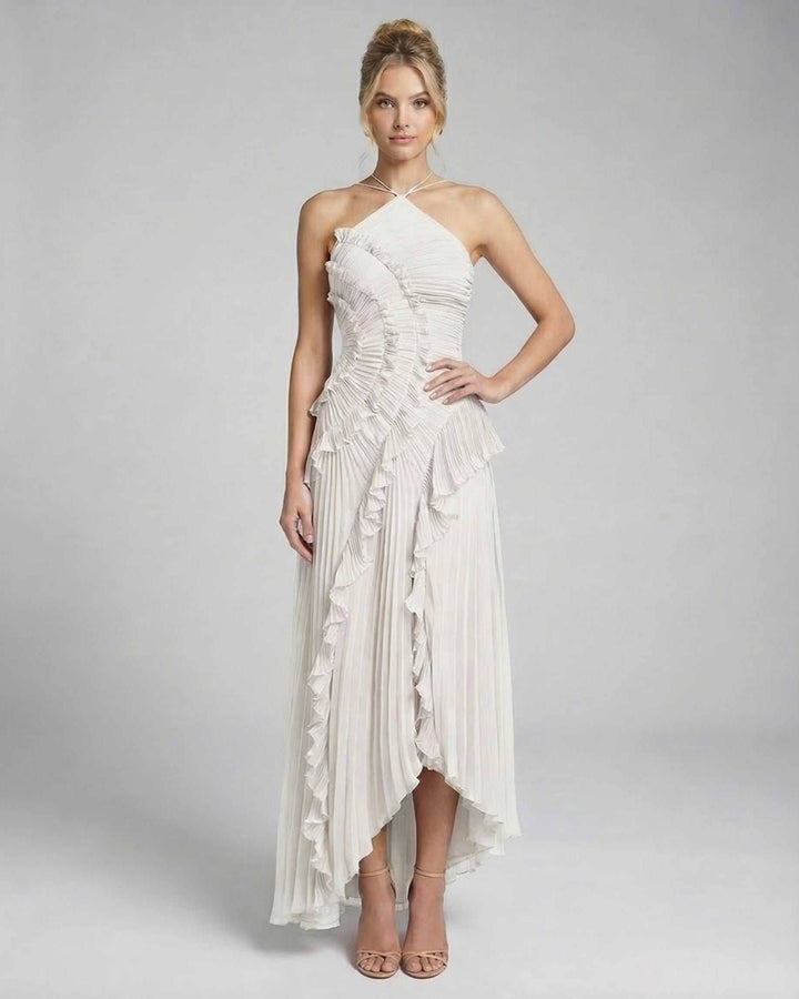 Elegante vestido de noche marfil con cuello halter, diseño fluido, moda mujer.