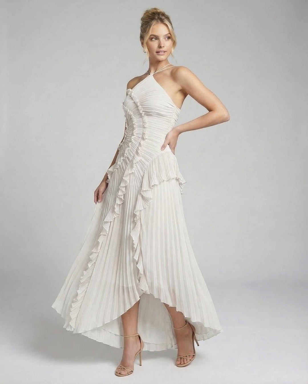 Vestido formal halter en tono marfil, caída fluida, ideal para bodas.