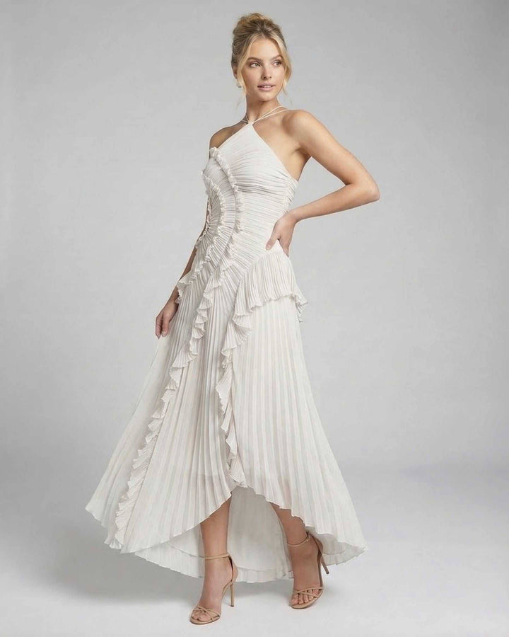 Vestido formal halter en tono marfil, caída fluida, ideal para bodas.