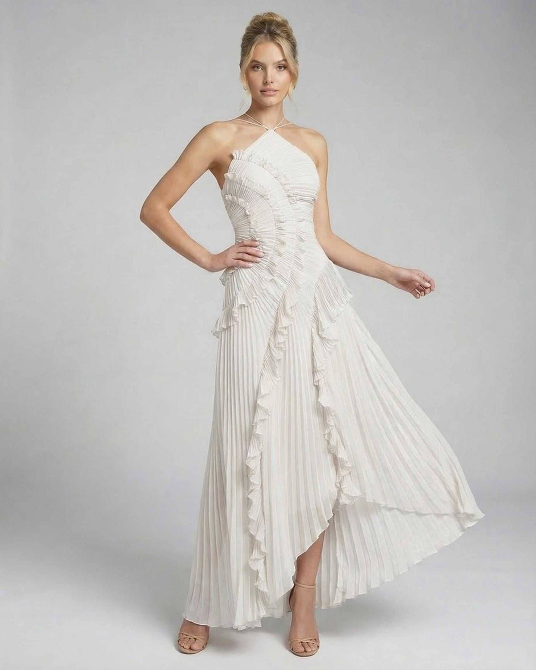 Vestido de fiesta marfil tipo maxi halter, moda femenina, estilo sofisticado.