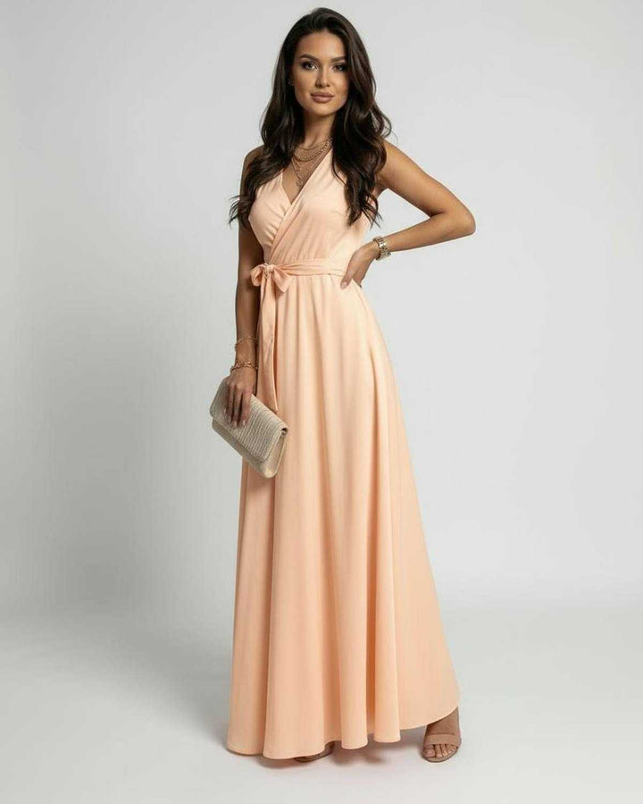Vestido maxi blanco de mujer con escote V, silueta fluida y sin mangas, ideal para fiesta o verano.