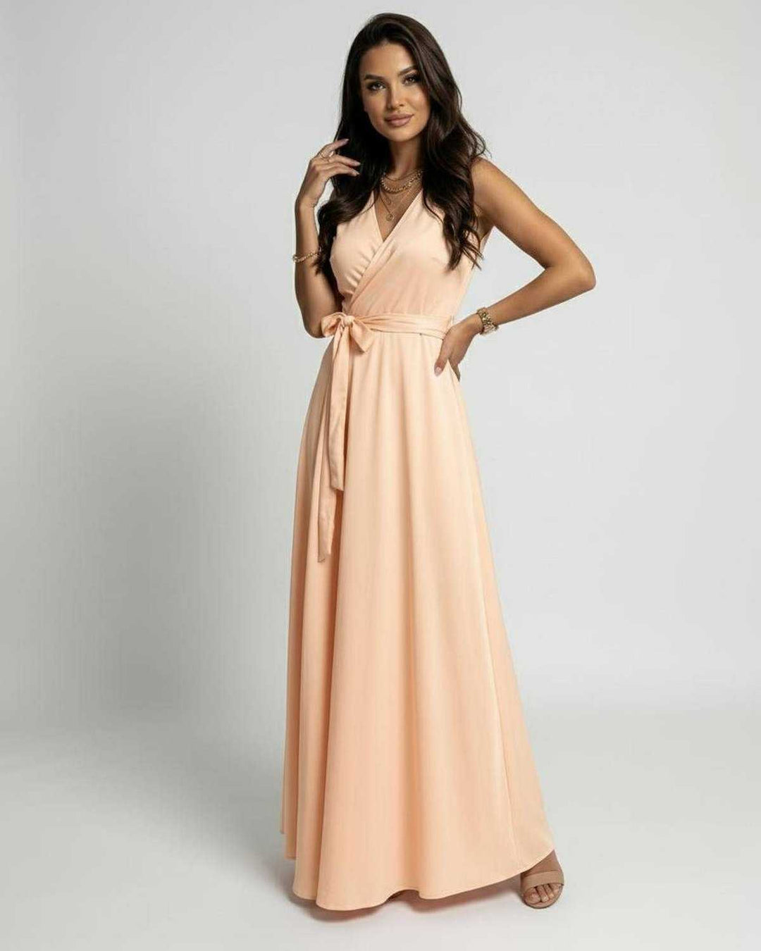 Vestido maxi blanco versátil para mujer, escote V y tela fluida, cómodo para fiestas de día o noche.