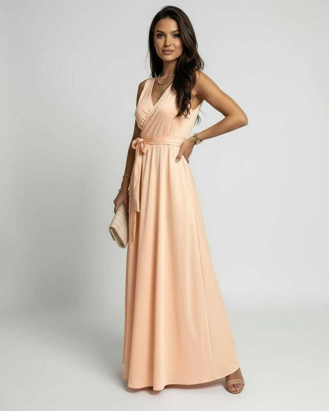 Elegante vestido maxi blanco de mujer, diseño sin mangas, escote V y corte fluido para un look sofisticado.