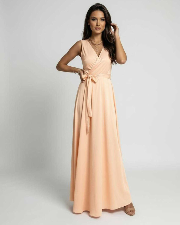 Vestido maxi blanco de mujer con escote V pronunciado, silueta fluida y ajustable para un look fresco.