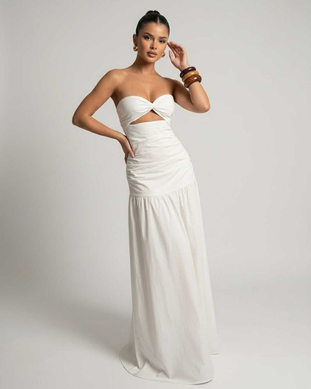 Elegante vestido maxi blanco sin tirantes, estilo casual para mujer, ideal para días de verano con encanto.