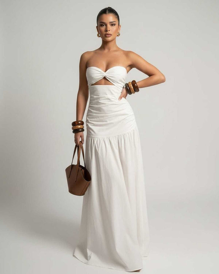Mujer luciendo vestido maxi blanco sin tirantes, perfecto para estilo playero o ropa de verano casual.