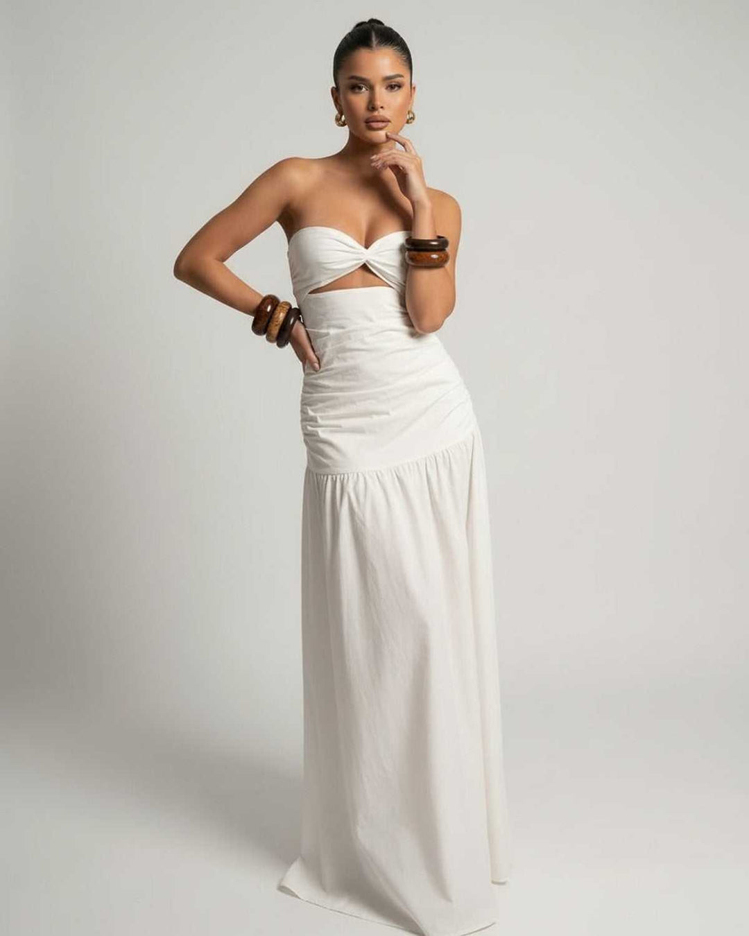 Vestido de mujer, blanco maxi, sin tirantes, con elegante corte en la cintura, ideal para un look veraniego casual.