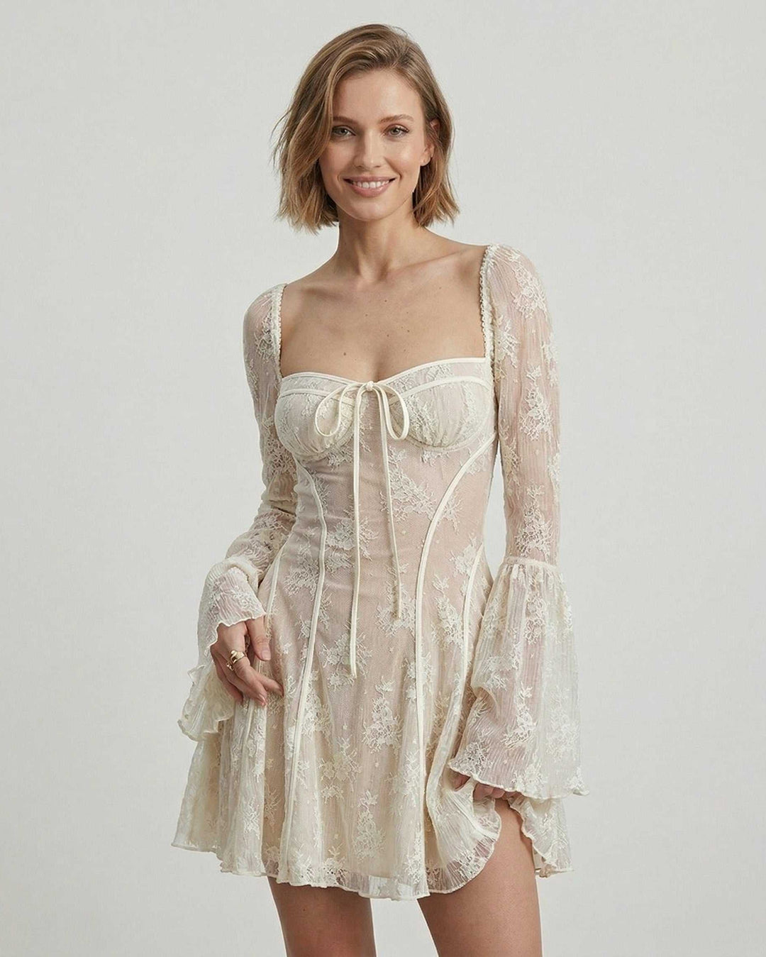 Vestido mini marfil elegante para mujer con escote cuadrado y mangas acampanadas, ideal para fiestas y ocasiones especiales.