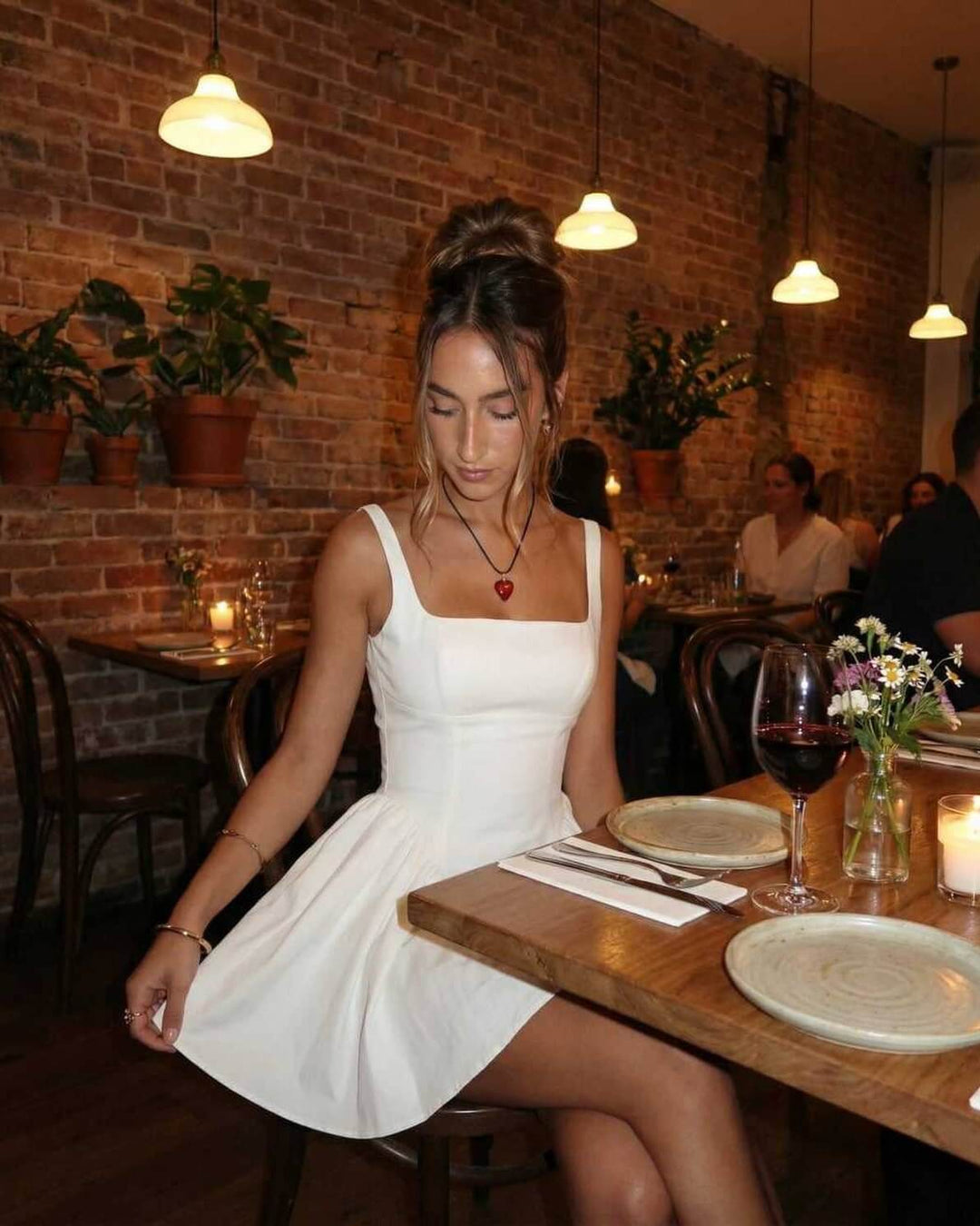 Vestido mini Serena blanco para mujer, con cuello cuadrado y tirantes. Elegante, sin mangas, ideal para noche o cóctel.