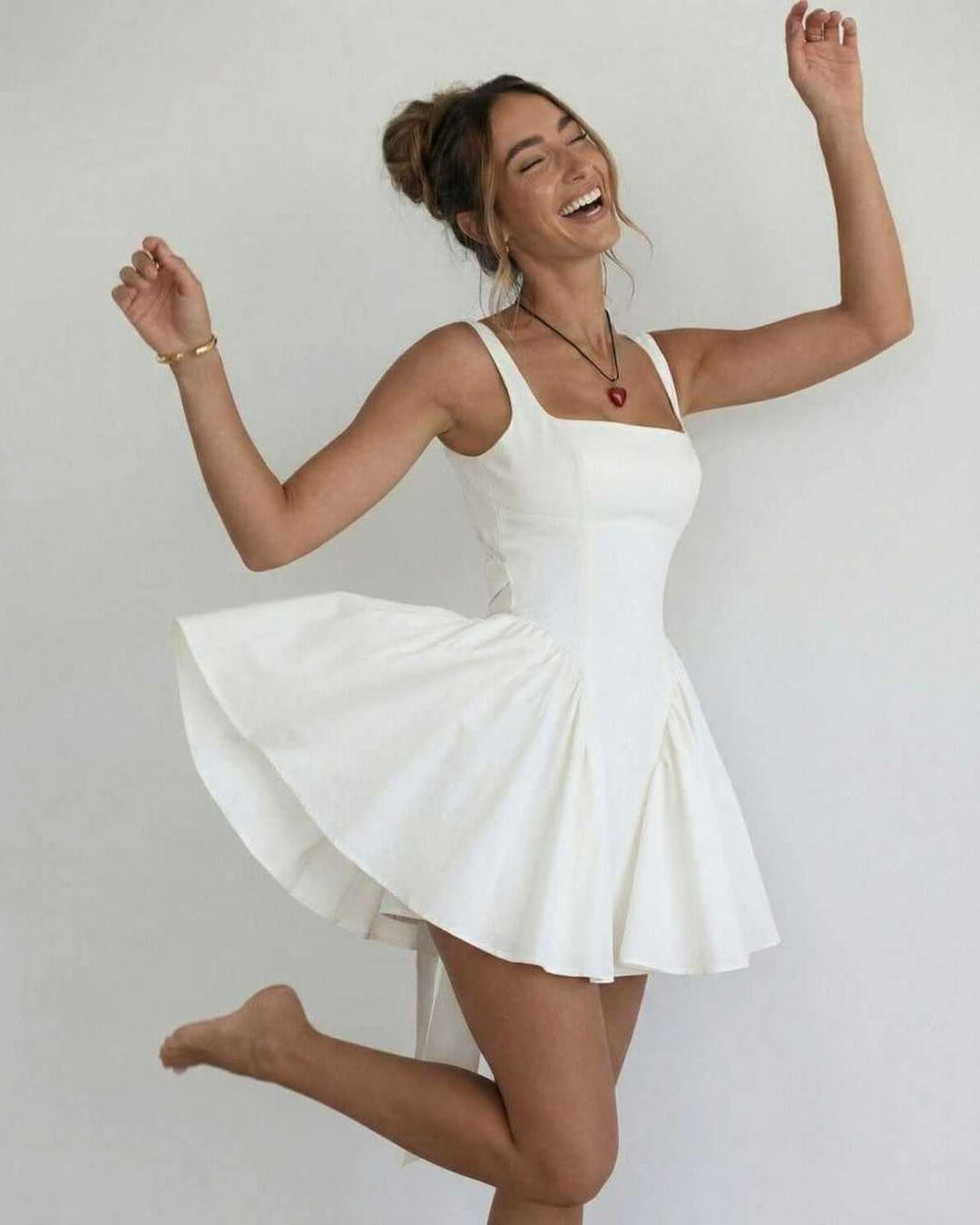 Vestido mini blanco sin mangas con cuello cuadrado. Vestido de mujer estilo A para fiesta o cóctel, look elegante.