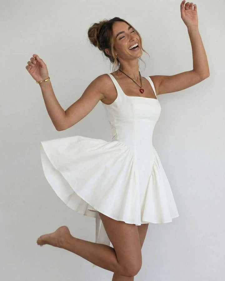 Vestido mini blanco sin mangas con cuello cuadrado. Vestido de mujer estilo A para fiesta o cóctel, look elegante.