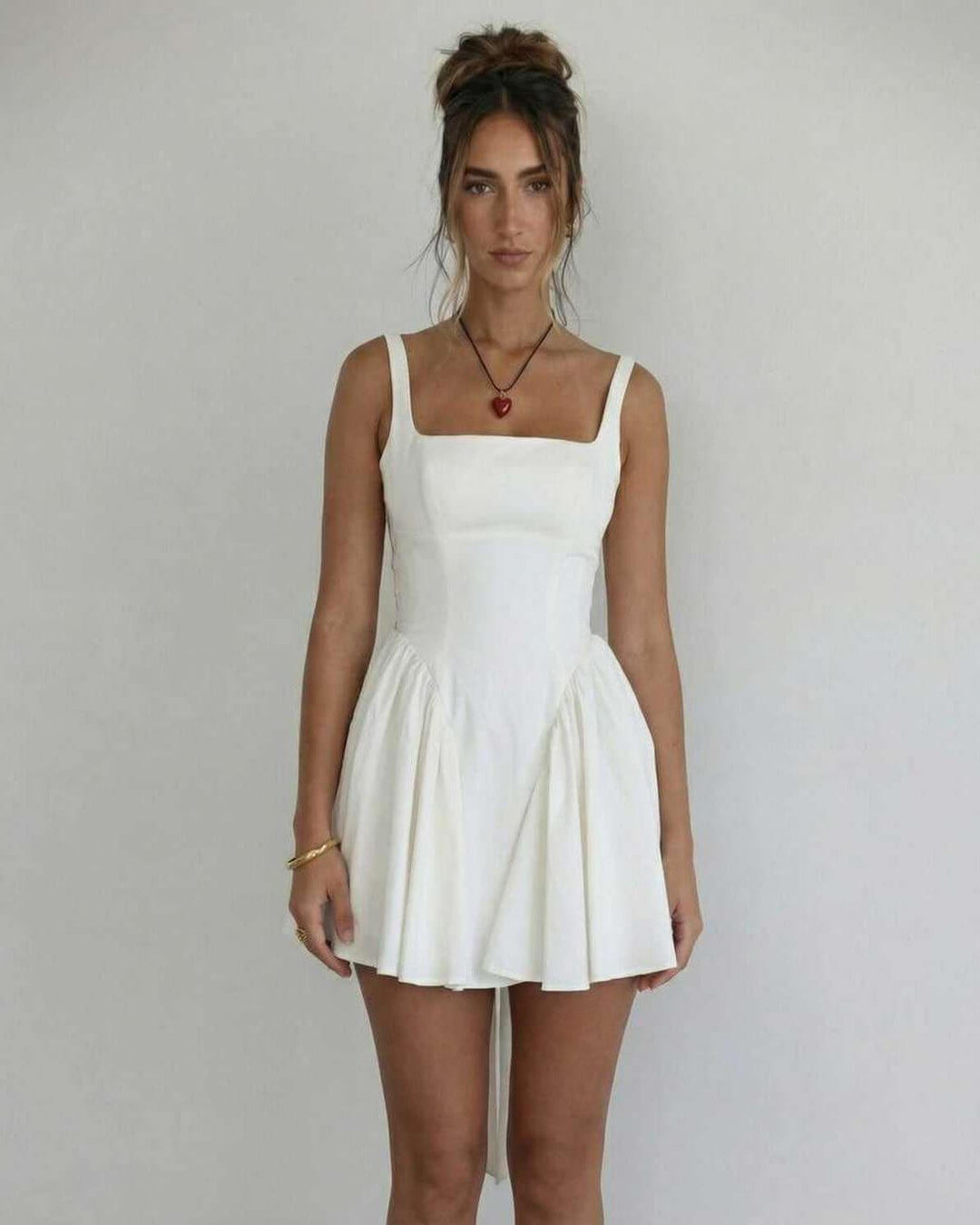 Vestido mini blanco Serena. Diseño moderno con cuello cuadrado. Vestido de mujer con tirantes, perfecto para cóctel.