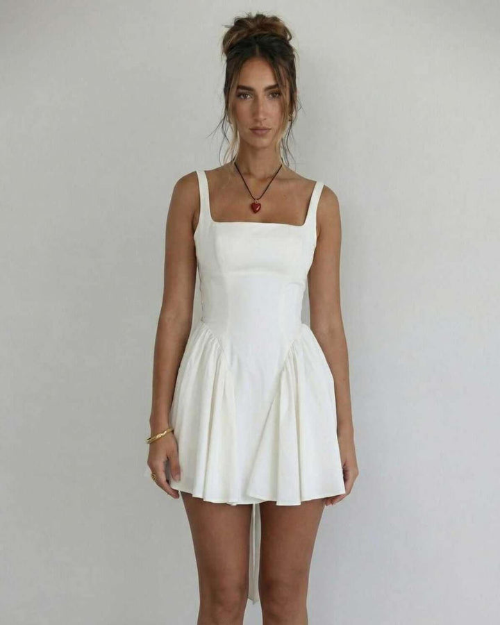 Vestido mini blanco Serena. Diseño moderno con cuello cuadrado. Vestido de mujer con tirantes, perfecto para cóctel.