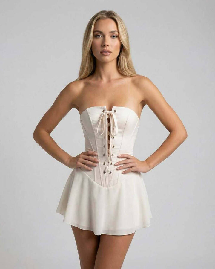 Vestido mini Serena ajustado sin tirantes con falda acampanada, ideal para cóctel y ropa de noche.