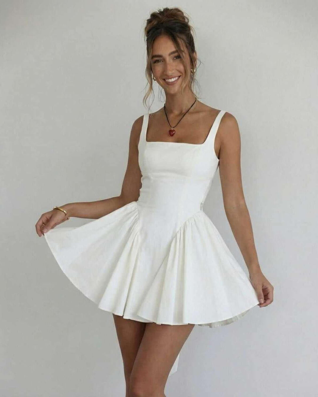 Vestido mini Serena blanco para mujer con cuello cuadrado y tirantes finos. Ideal fiesta de verano o cóctel.