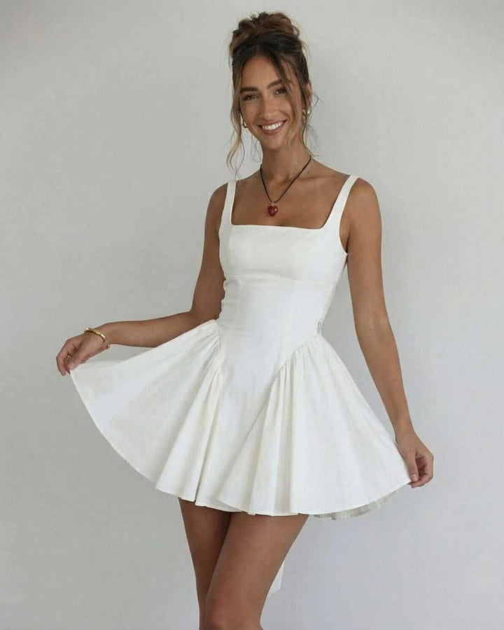 Vestido mini Serena blanco para mujer con cuello cuadrado y tirantes finos. Ideal fiesta de verano o cóctel.