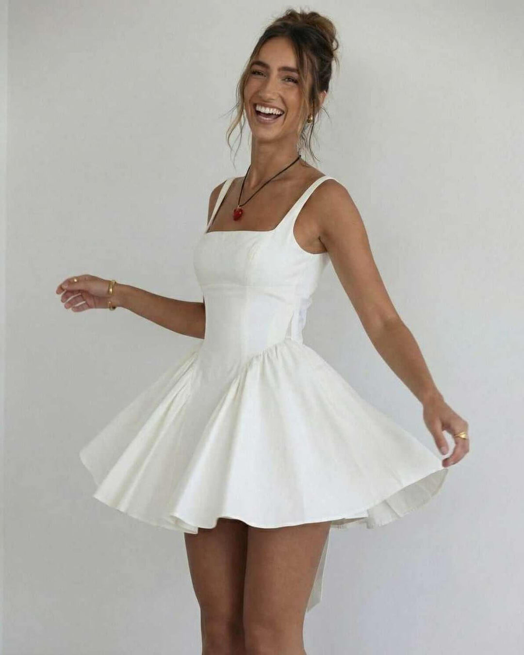 Elegante vestido mini blanco para mujer, ideal para verano. Cuello cuadrado y tirantes finos, perfecto para fiesta.
