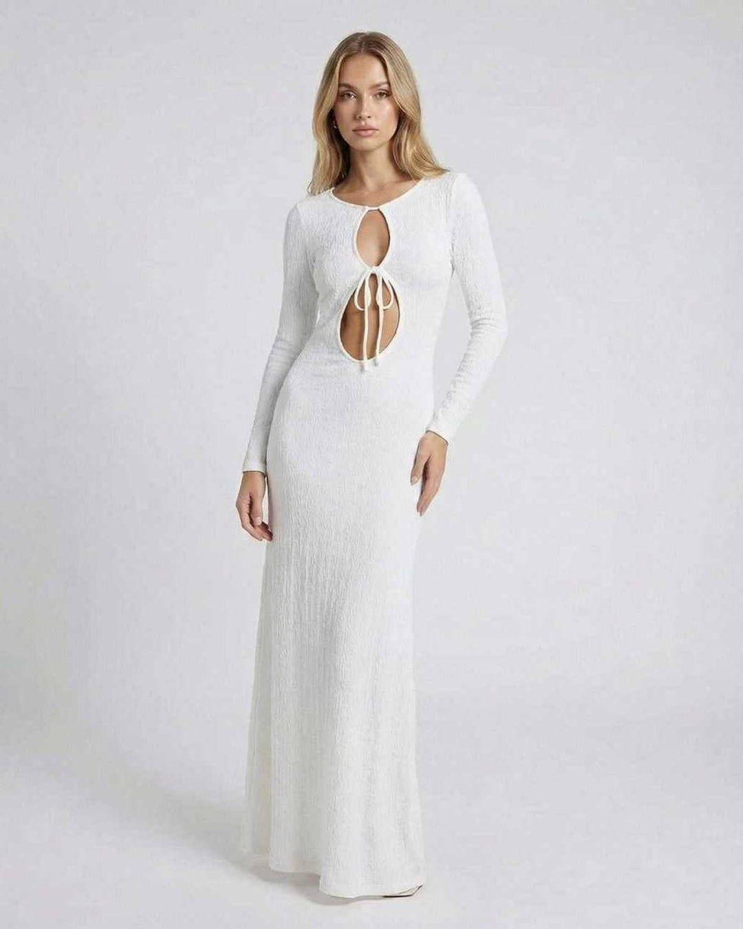 Vestido maxi blanco Serene para mujer, con elegante corte hueco y mangas largas, ideal para estilo casual moderno.