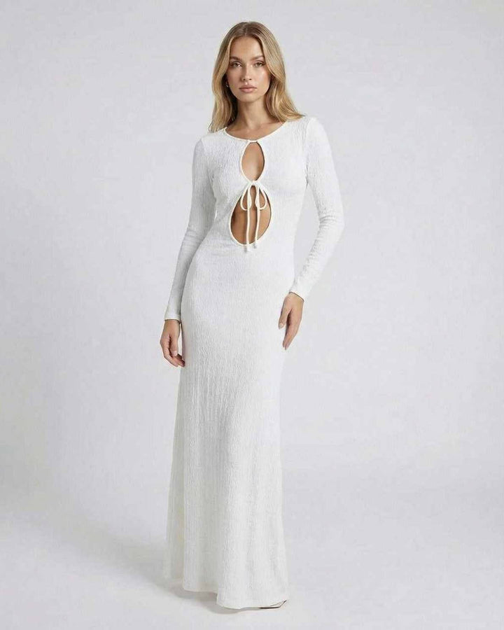 Vestido maxi blanco Serene para mujer, con elegante corte hueco y mangas largas, ideal para estilo casual moderno.