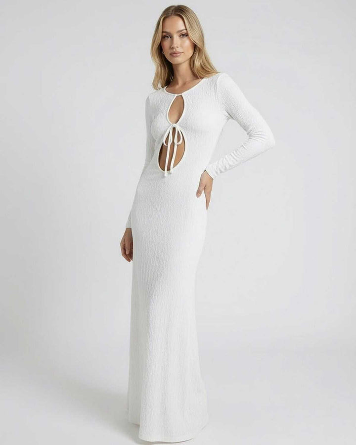 Vestido maxi blanco Serene, estilo moderno con distintivos detalles de corte hueco, mangas largas y escote redondo.