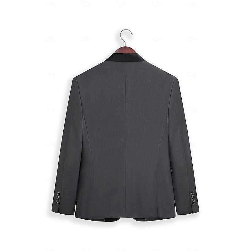 Primer plano de solapa satinada en traje de novio elegante y moderno.