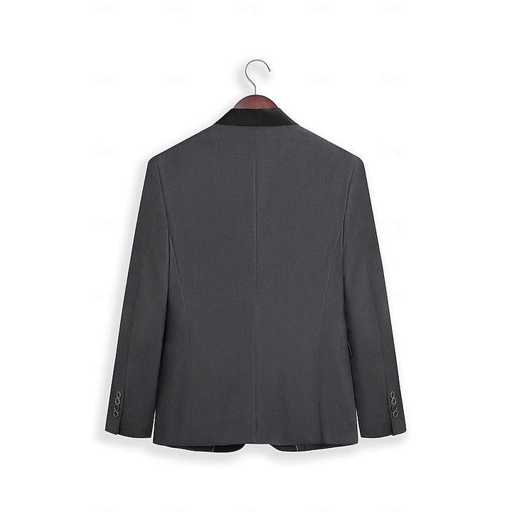 Primer plano de solapa satinada en traje de novio elegante y moderno.