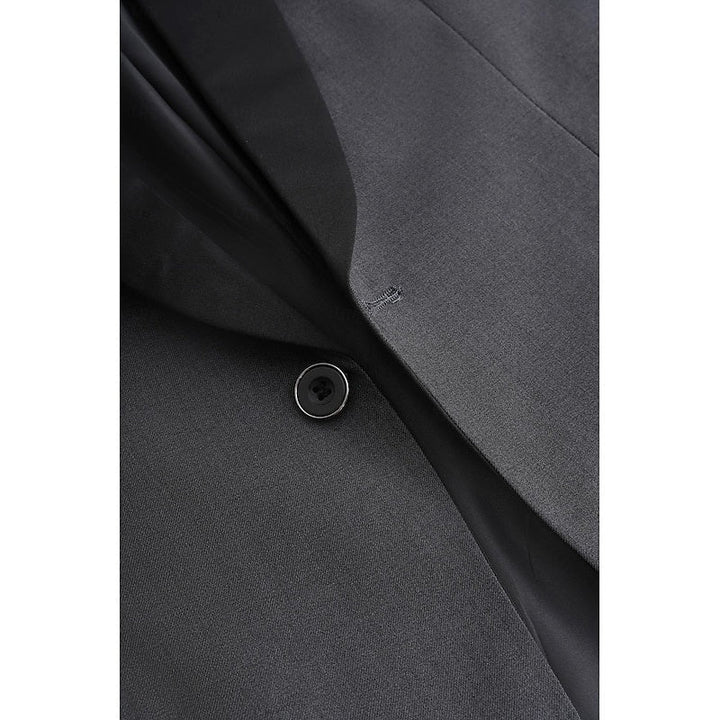 Traje de gala para eventos especiales, conjunto hombre elegante y moderno.