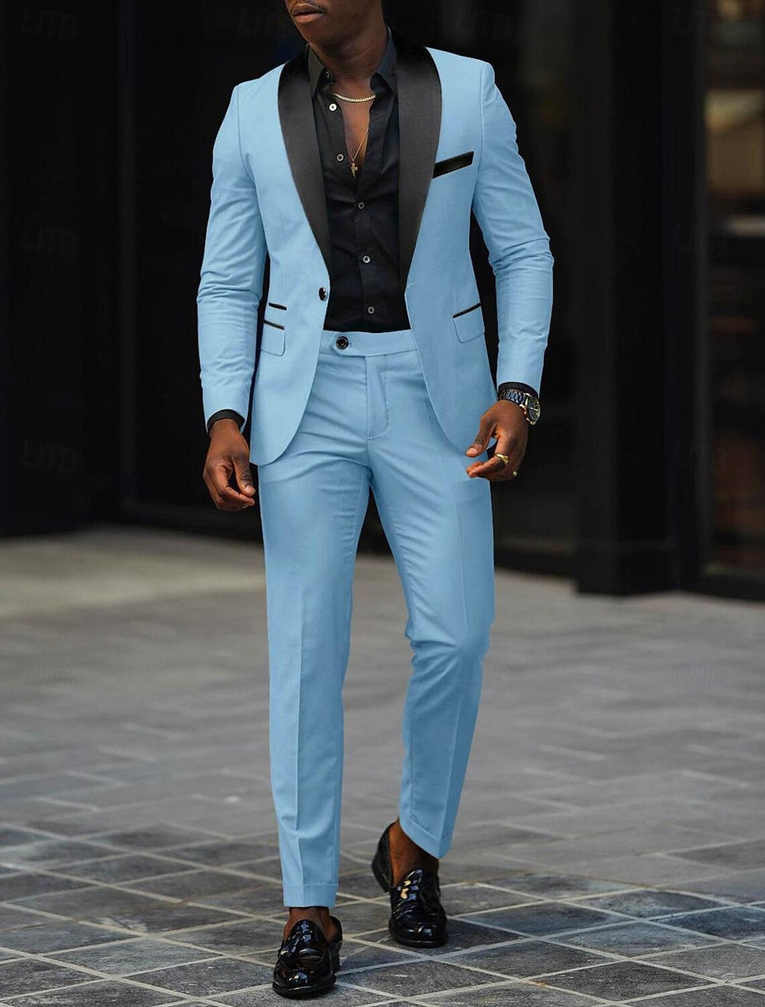 Traje de novio para hombre, estilo contemporáneo, perfecto para ceremonias.
