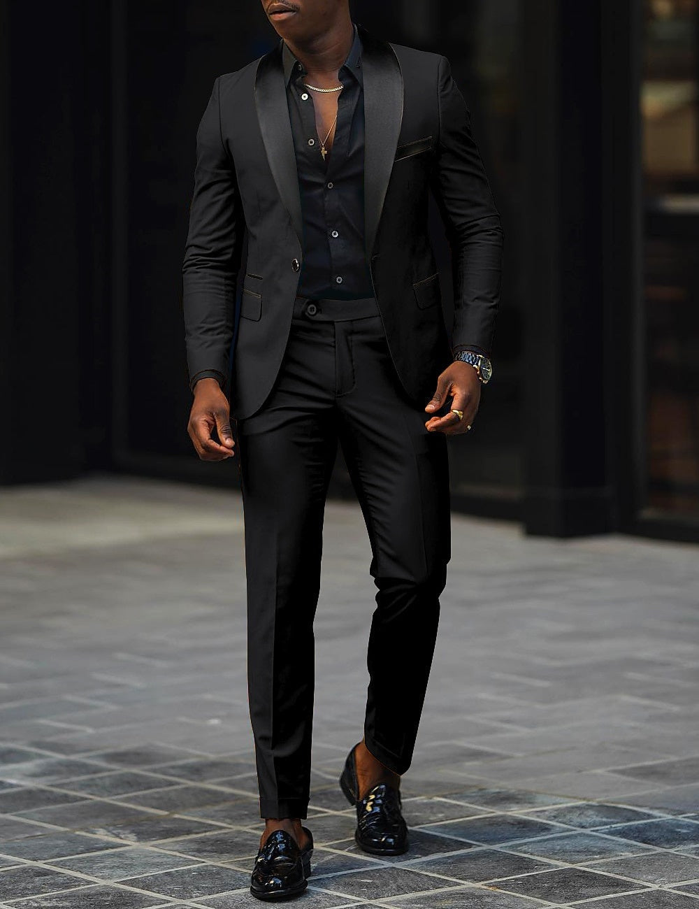 Elegante traje negro para novio, corte ajustado, moda hombre formal.