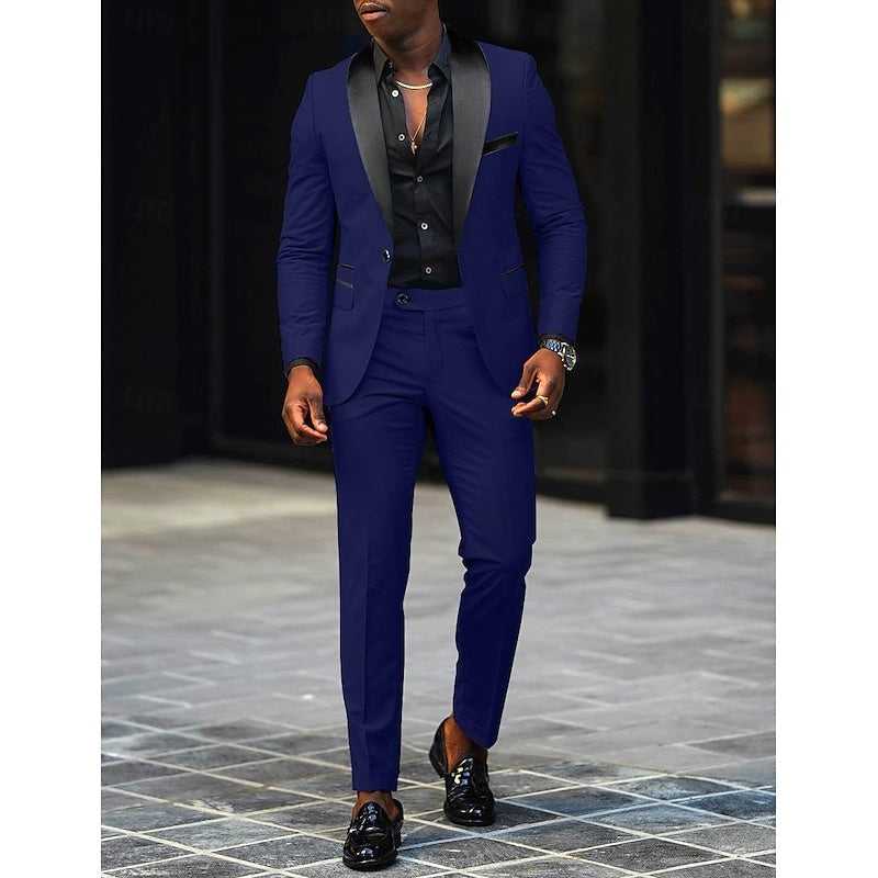 Traje de novio sofisticado para hombre, con solapa brillante y corte moderno.