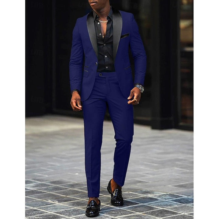 Traje de novio sofisticado para hombre, con solapa brillante y corte moderno.
