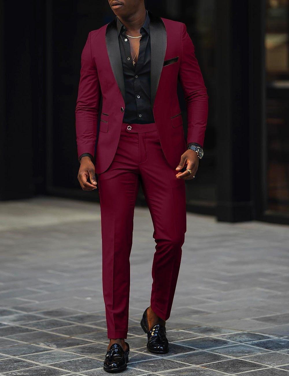 Moda formal masculina: traje de dos piezas ajustado para bodas y galas.