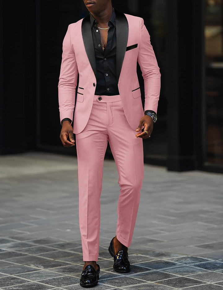 Hombre posando con traje de novio elegante, corte ajustado, estilo distinguido.