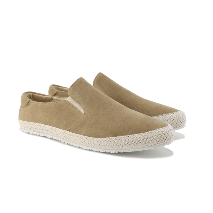 Calzado urbano de ante para hombre, combina confort y elegancia. Zapatos versátiles para outfits casuales y formales.