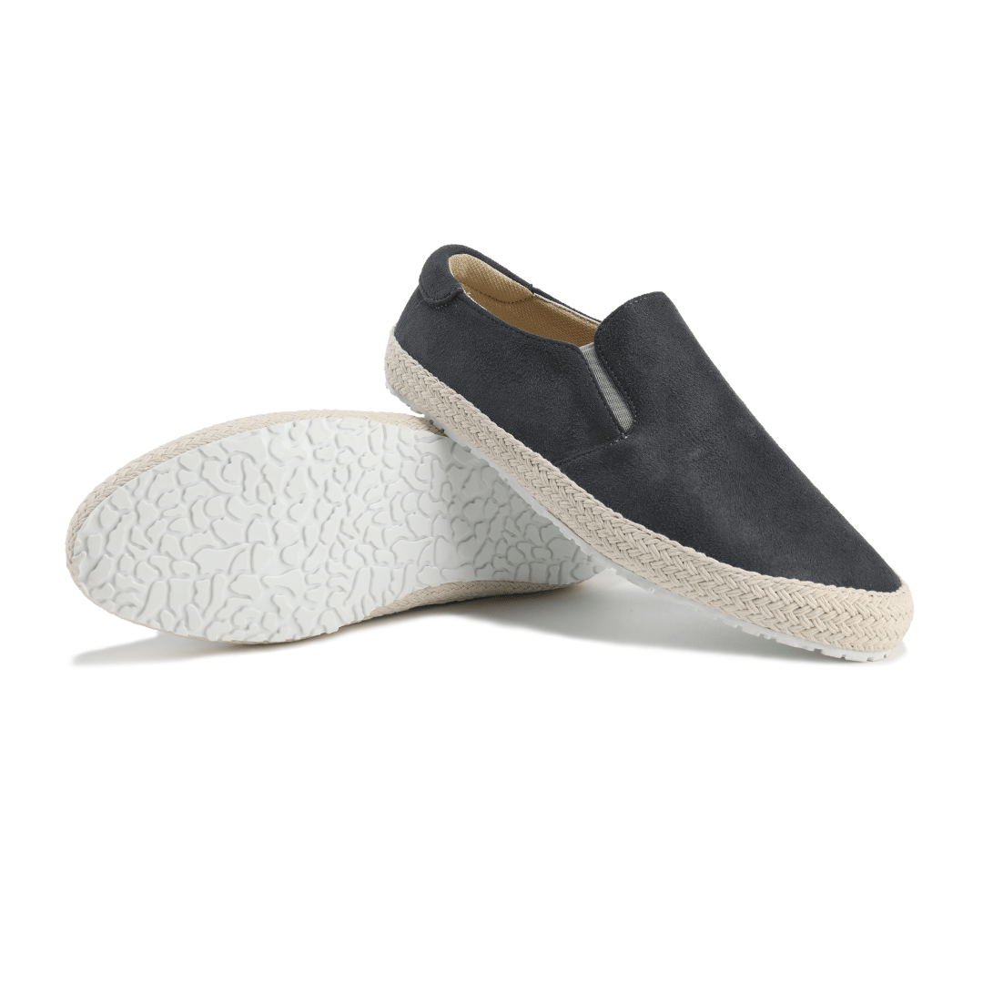 Zapatos de ante elegantes para hombre, ideales para un look urbano casual. Cómodos y versátiles para el día a día.