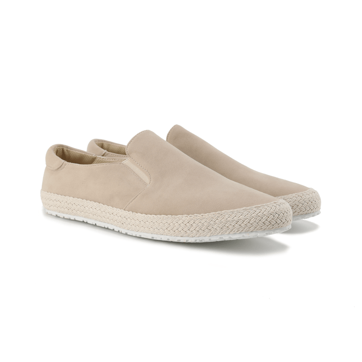 Zapatos de ante para hombre con suela blanca, estilo urbano moderno. Perfectos para un look casual de verano.
