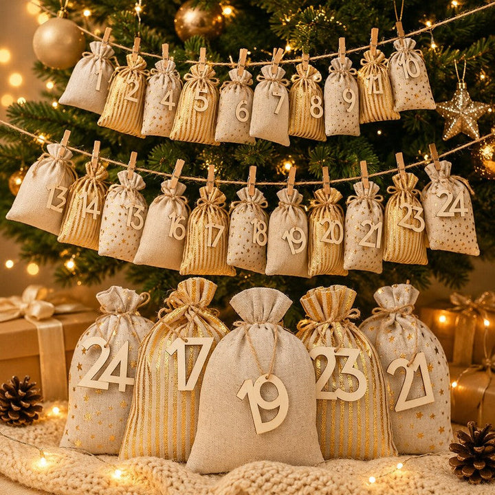 Set 24 bolsas Adviento tela beige con cordón y estrellas doradas. Ideal para regalos pequeños y cuenta regresiva navideña.