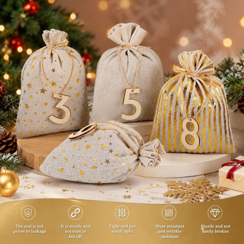 Calendario de Adviento con bolsas de tela beige y cordón. Decoración navideña con estrellas doradas para tu hogar.