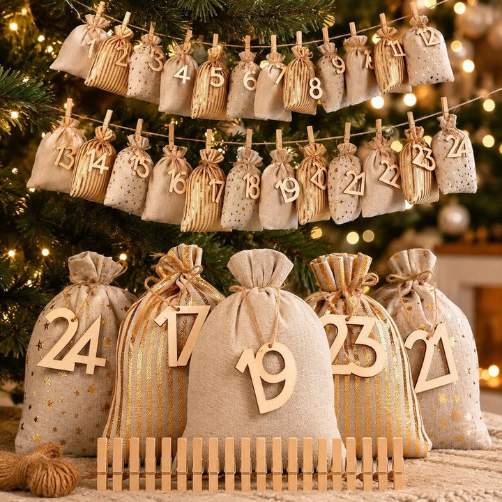 Bolsas de Navidad de tela con cordón. Calendario de Adviento beige con estrellas doradas para regalos y decoración.