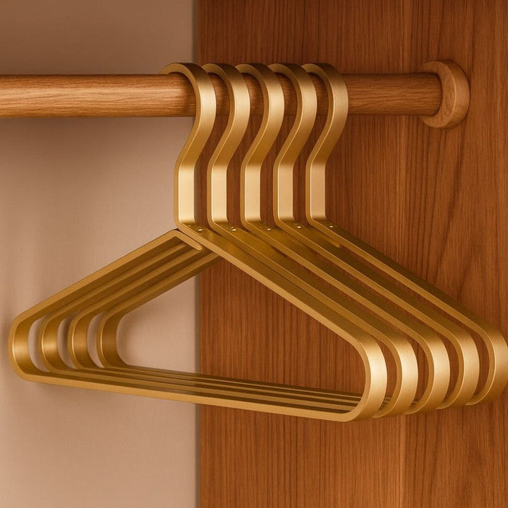 Colgadores delgados para armario, maximizan el espacio y organizan la ropa de forma eficiente en tu hogar.