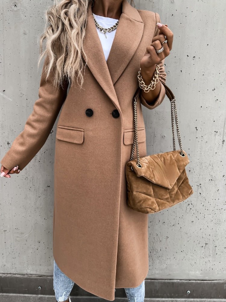 Abrigo de invierno versátil para mujer, disponible en varios colores, combina moda y calidez.
