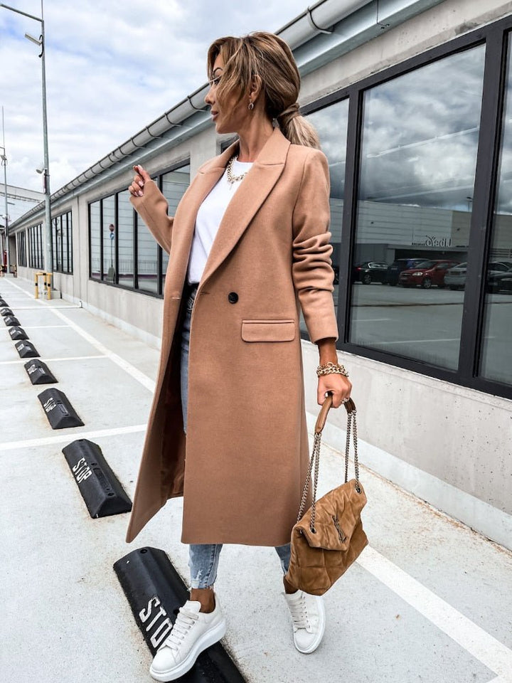 Abrigo de invierno cómodo y funcional para mujer, ideal para el frío, estilo contemporáneo.