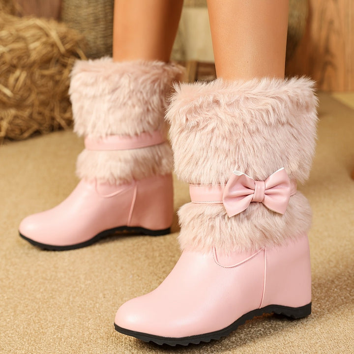 Detalle lateral de botas mujer con plataforma, diseño moderno. Calzado invernal que ofrece comodidad y calidez.