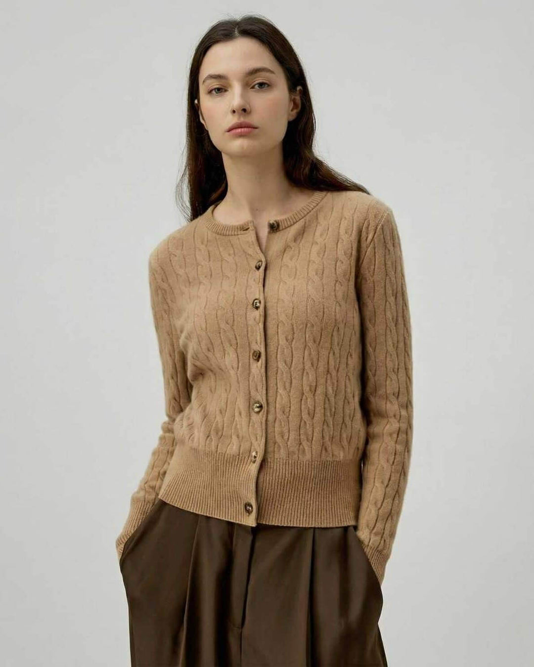 Cárdigan Sienna marrón para mujer con diseño trenzado. Suéter elegante y versátil, ideal para otoño e invierno.