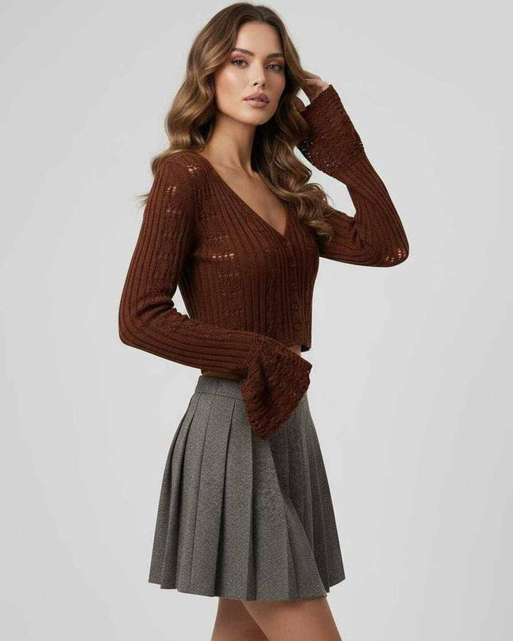 Mujer vistiendo cárdigan blanco corto y moderno. Look casual elegante para moda femenina de otoño/invierno.
