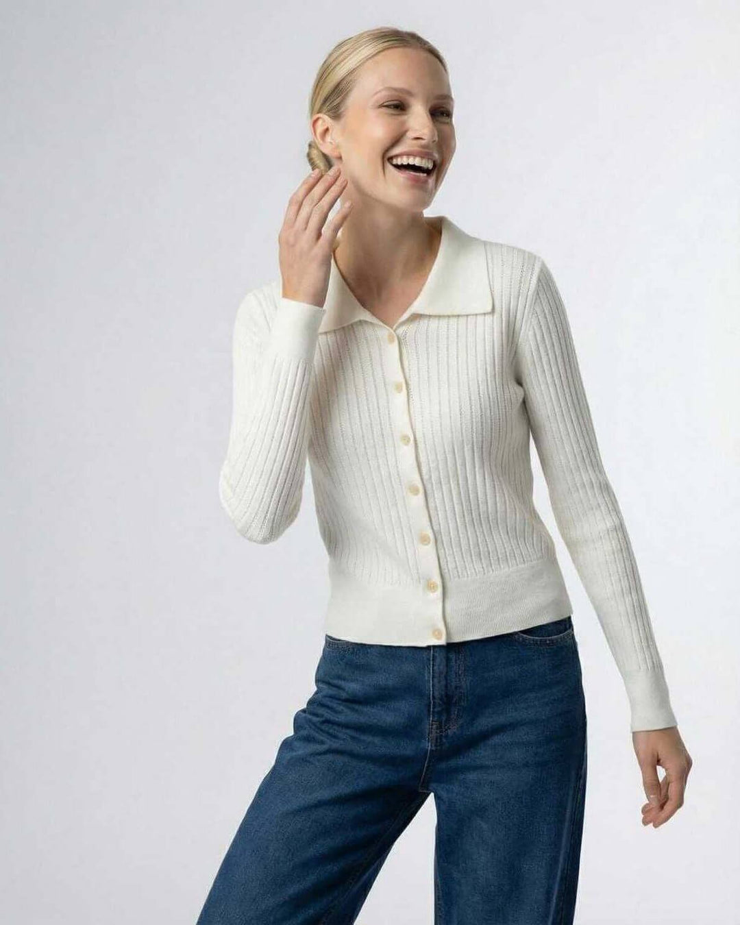 Cardigan blanco Sienna para mujer con fila de botones frontales. Suéter elegante de manga larga.